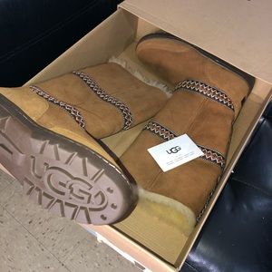 Uggs size 7 in WOMAN BRAND NEW $100